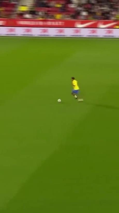 45歲還開(kāi)掛！小羅再現(xiàn)牛尾巴過(guò)人，微笑單挑門(mén)將輕松打進(jìn)